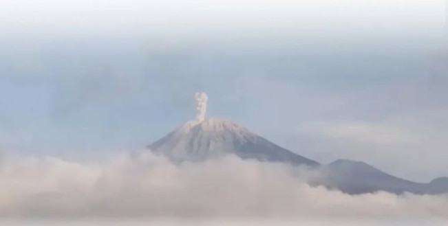 Ilustrasi Gunung Semeru alami erupsi. [Instagram]